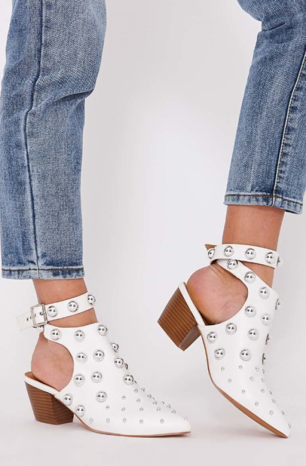 Sepatu Boot dengan Desain Belakang Terbuka